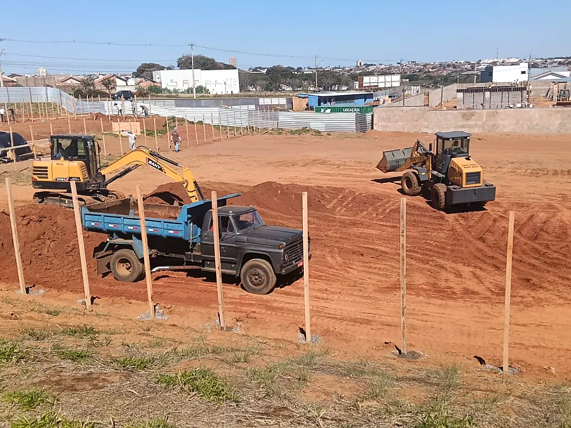 Terraplanagem com escavadeira, caminhão e pá carregadeira