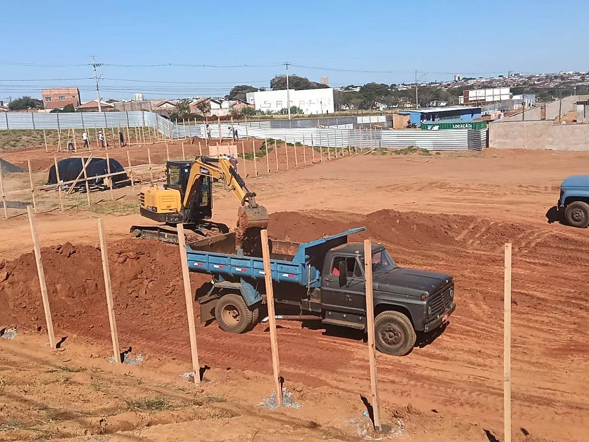 Escavadeira realizando escavação em terreno