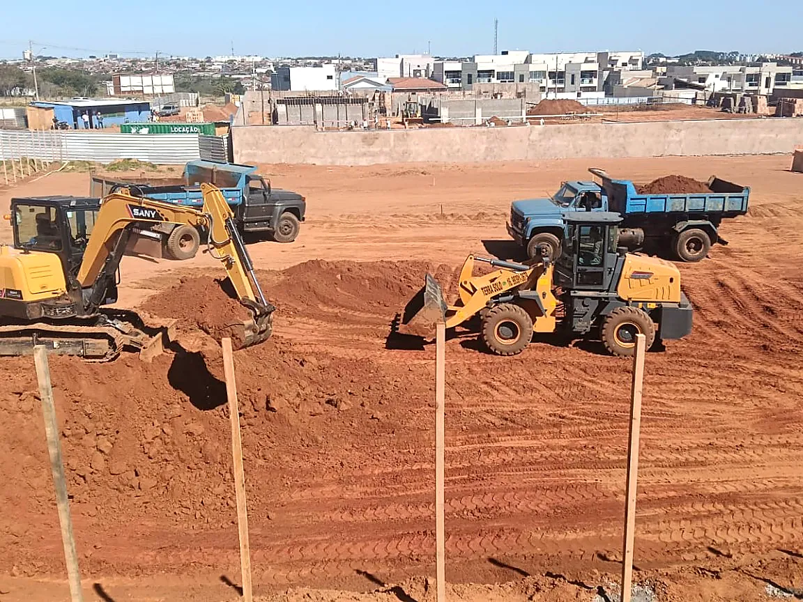 Máquinas trabalhando em nivelamento de terreno