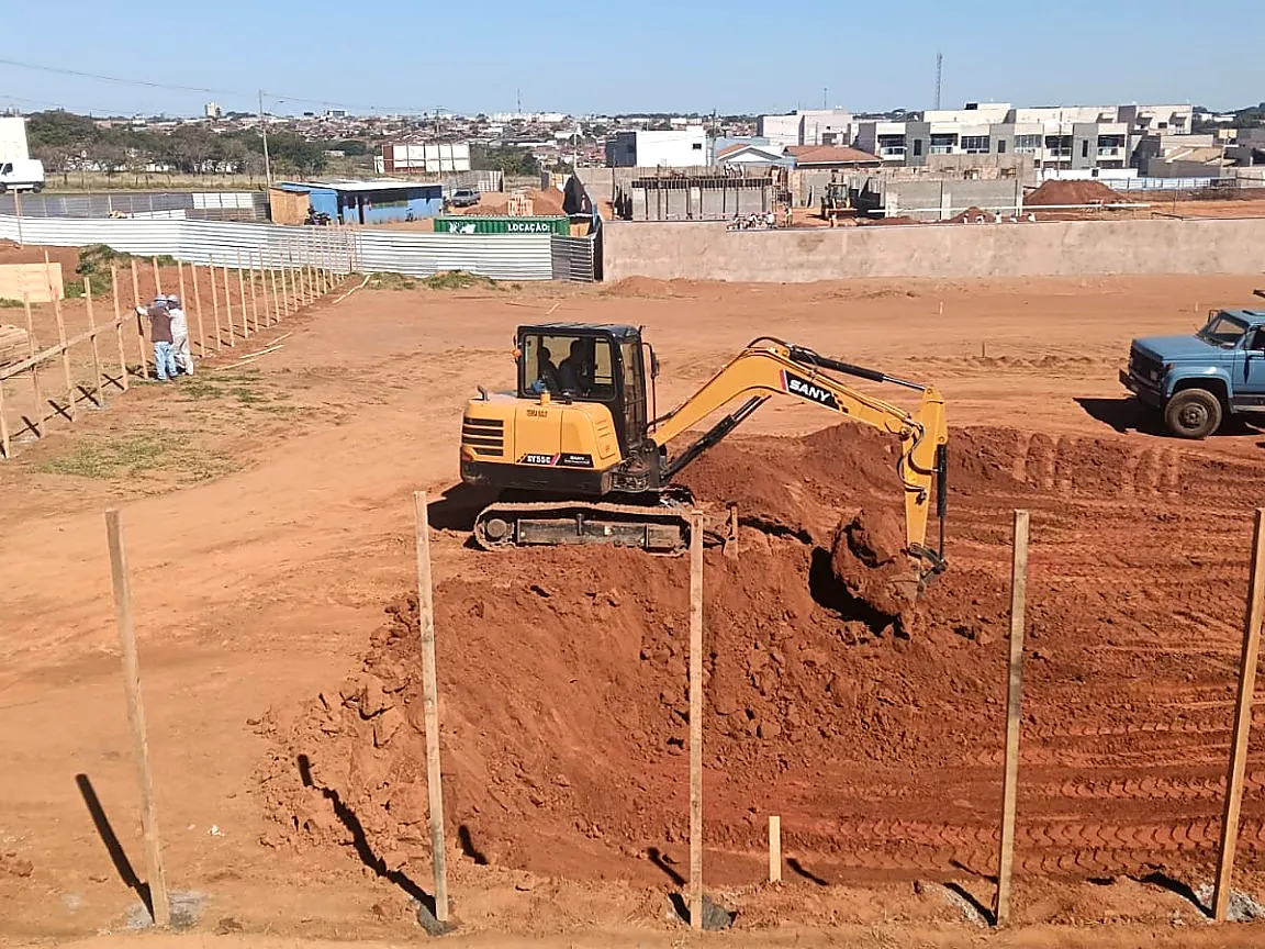 Escavadeira trabalhando em área urbana